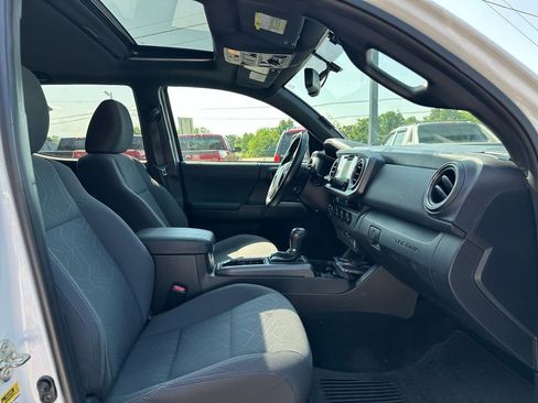 Used 2016 Toyota Tacoma TRD Off-Road w/ Premium & Technology Package AWD/4WD image 5