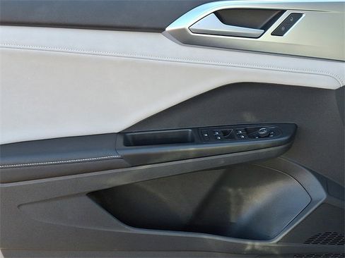 Used 2025 Volkswagen Taos SE w/ Panoramic Sunroof Package image 13