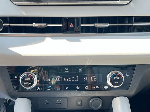 New 2025 Mitsubishi Outlander SEL image 16