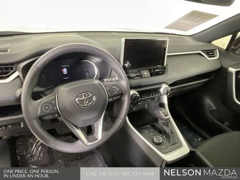 Used 2024 Toyota RAV4 SE image 31