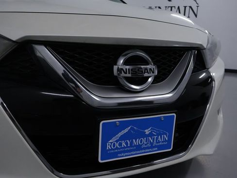 Used 2017 Nissan Maxima Platinum w/ Interior Lighting Package image 9