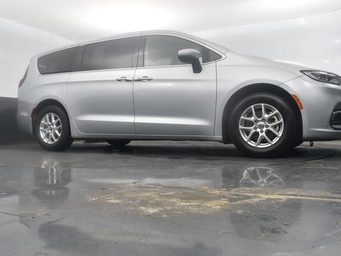 Used 2023 Chrysler Pacifica Touring-L FWD image 44