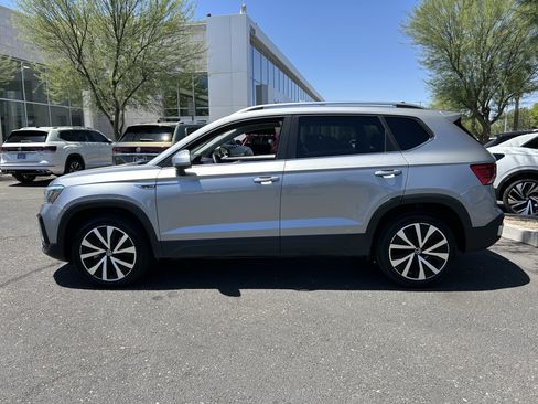 Used 2024 Volkswagen Taos SE FWD image 2