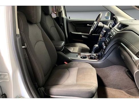 Used 2017 Chevrolet Traverse LT w/ Style and Technology Package FWD image 9