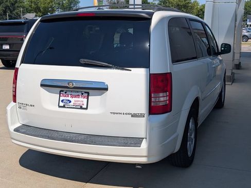 Used 2010 Chrysler Town & Country Touring w/ Family Value Group FWD image 7