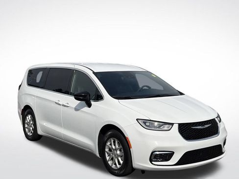 Used 2025 Chrysler Pacifica Select FWD image 2
