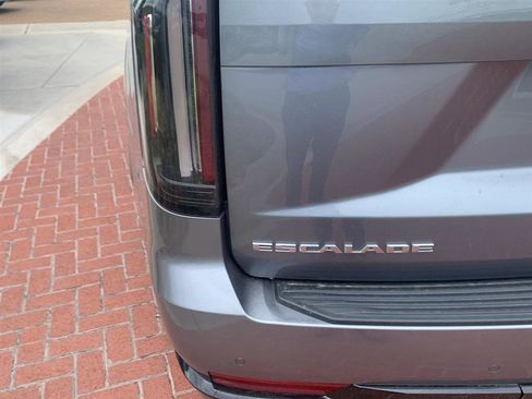 Used 2022 Cadillac Escalade Sport Platinum AWD/4WD image 3