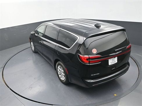 New 2026 Chrysler Pacifica Select image 13