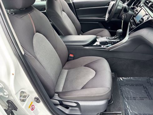 Used 2018 Toyota Camry LE FWD image 32