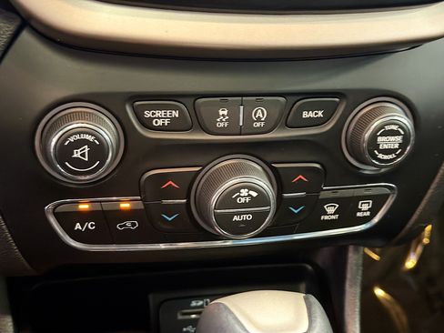 Used 2015 Jeep Cherokee Limited w/ Luxury Group AWD/4WD image 23