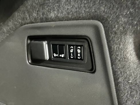Used 2022 Cadillac Escalade Premium Luxury w/ Performance Package AWD/4WD image 32