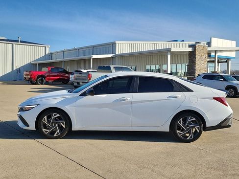 Used 2025 Hyundai Elantra Sport FWD image 3