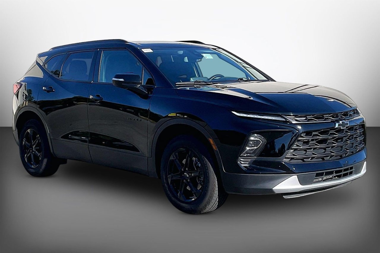 Used 2025 Chevrolet Blazer LT w/ Midnight/Sport Edition FWD image 2
