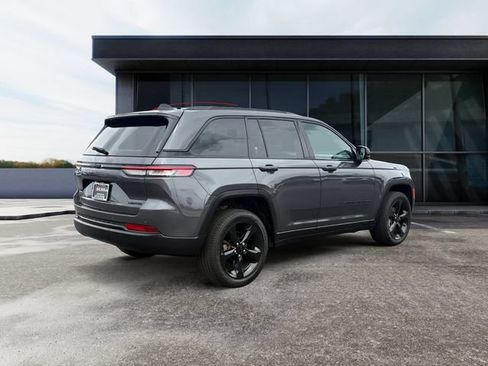 Used 2025 Jeep Grand Cherokee Limited w/ Black Appearance Package AWD/4WD image 5