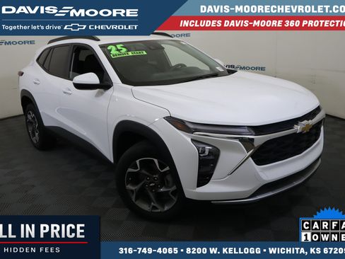 Used 2025 Chevrolet Trax LT FWD image 1