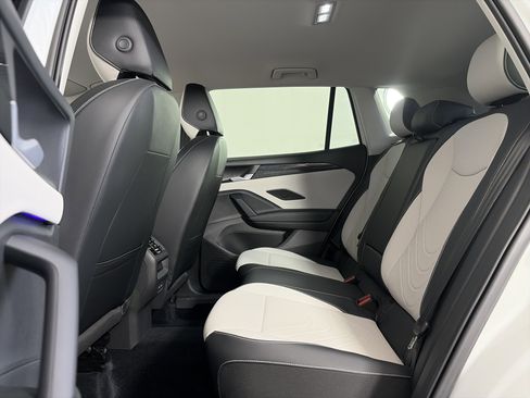 Used 2025 Volkswagen Tiguan SE AWD/4WD image 7
