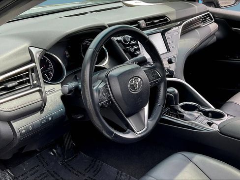 Used 2018 Toyota Camry XLE FWD image 16