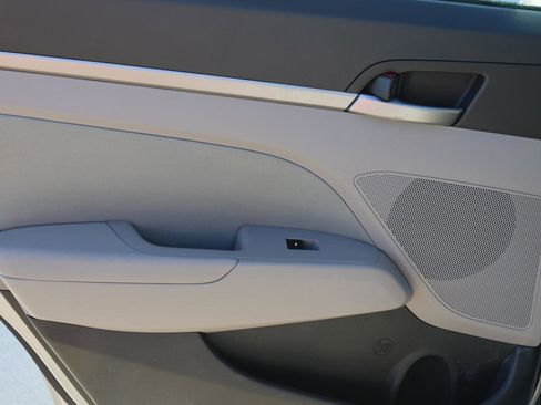 Used 2017 Hyundai Elantra SE image 18