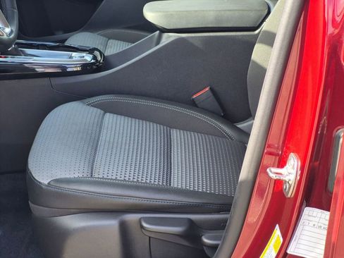 Used 2025 Chevrolet Trax LT w/ LT Convenience Package FWD image 22