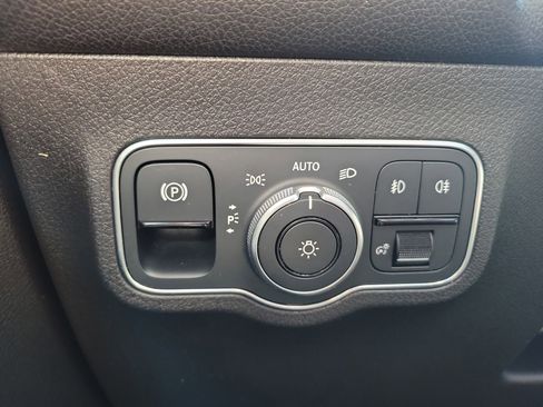 Used 2021 Mercedes-Benz GLB 250 4MATIC w/ Premium Package image 26