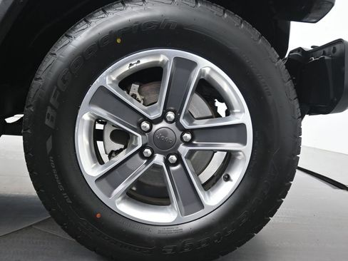 Used 2020 Jeep Wrangler Unlimited Sahara image 11
