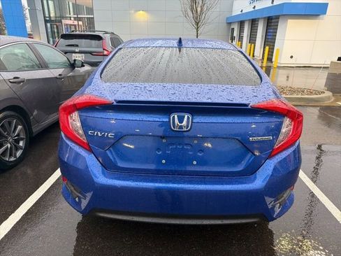 Used 2018 Honda Civic Touring image 3