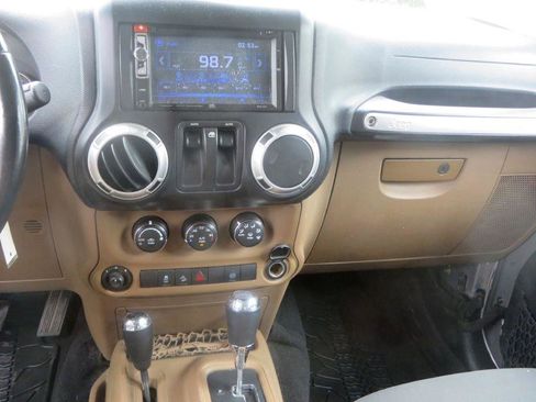 Used 2016 Jeep Wrangler Rubicon w/ Power Convenience Group AWD/4WD image 16