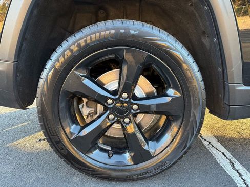 Used 2021 Jeep Grand Cherokee L Laredo image 32