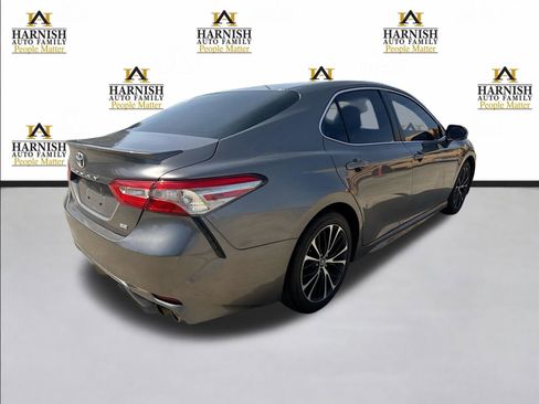 Used 2018 Toyota Camry SE w/ Moonroof Package FWD image 6