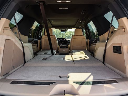 Used 2024 Cadillac Escalade Premium Luxury AWD/4WD image 17