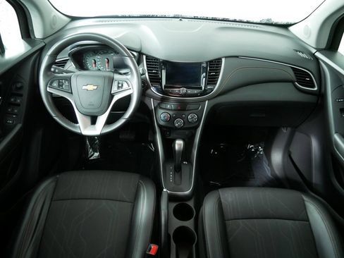 Used 2019 Chevrolet Trax LT w/ LT Convenience Package FWD image 19