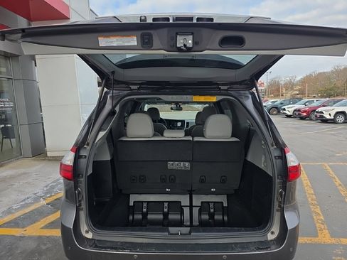 Used 2016 Toyota Sienna Limited Premium image 6