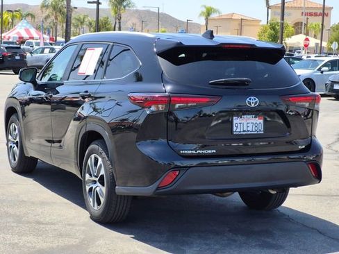 Used 2025 Toyota Highlander XLE FWD image 8