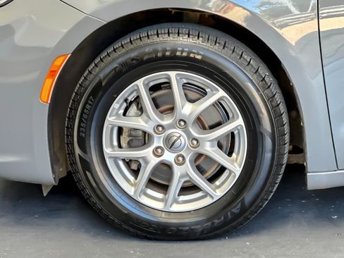 Used 2022 Chrysler Pacifica Touring-L FWD image 25
