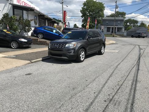 Used 2016 Ford Explorer XLT w/ Equipment Group 202A AWD/4WD image 2