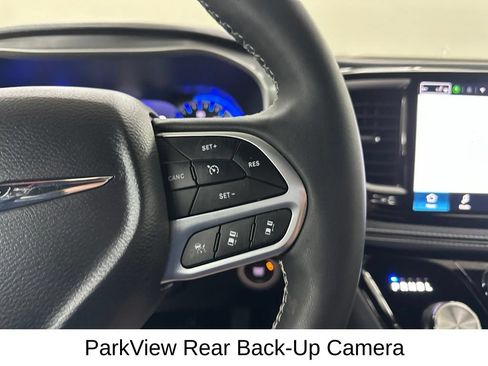Used 2025 Chrysler Pacifica Select FWD image 40