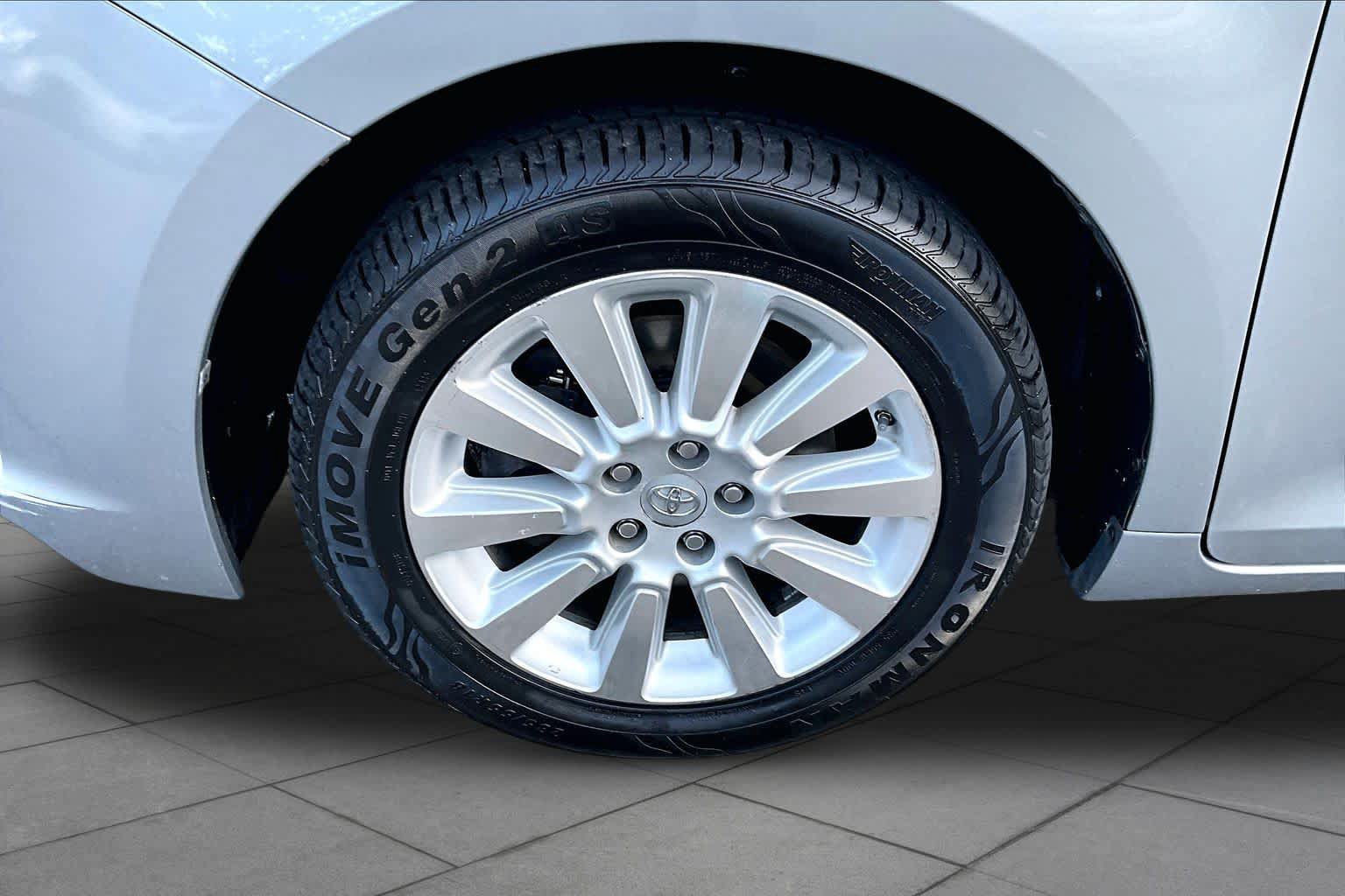 Used 2016 Toyota Sienna XLE w/ XLE Navigation Package AWD/4WD image 10