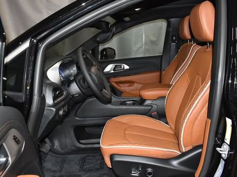 New 2026 Chrysler Pacifica Pinnacle w/ Trailer Tow Group image 10