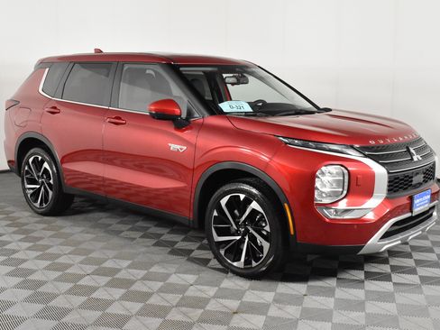 Used 2025 Mitsubishi Outlander SE image 4