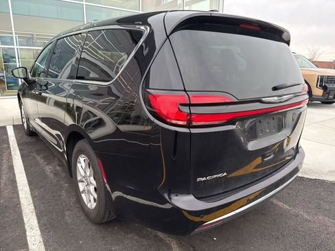Used 2024 Chrysler Pacifica Touring-L image 5
