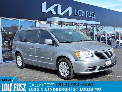 Used 2016 Chrysler Town & Country Touring image 1