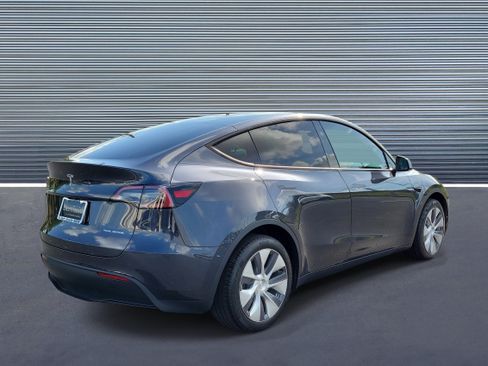 Used 2024 Tesla Model Y Long Range AWD/4WD image 3