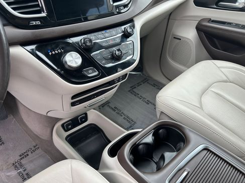 Used 2020 Chrysler Pacifica Touring-L Plus w/ Tire & Wheel Group image 19