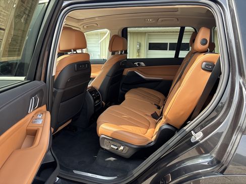 Used 2022 BMW X7 xDrive40i w/ Premium Package AWD/4WD image 5