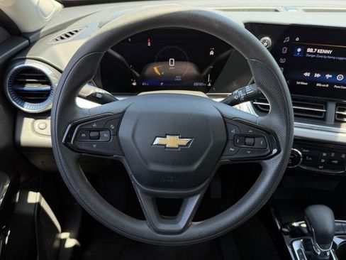 Used 2025 Chevrolet Trax LT FWD image 13