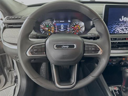 Used 2024 Jeep Compass Latitude AWD/4WD image 17
