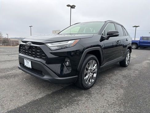 Used 2023 Toyota RAV4 XLE Premium image 4