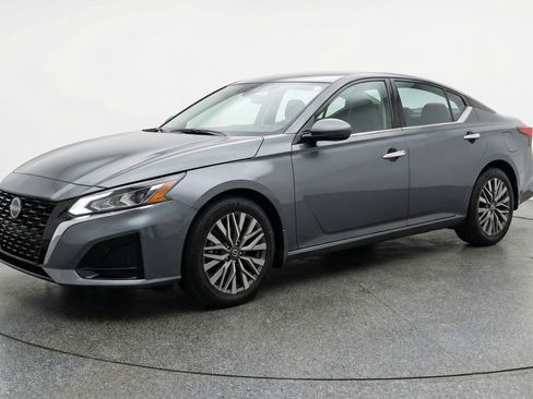 Used 2025 Nissan Altima 2.5 SV image 3