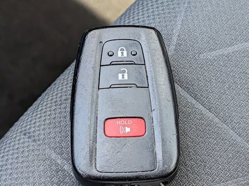 Used 2021 Toyota RAV4 XLE FWD image 32