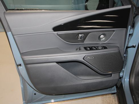 New 2026 Lincoln Nautilus Reserve w/ Jet Appearance Package image 4